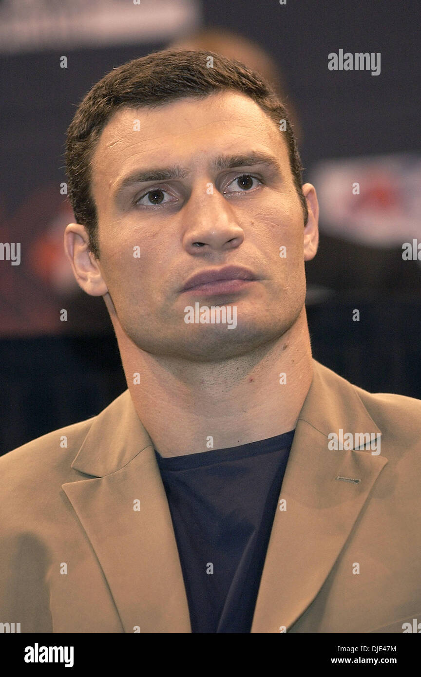 21. April 2004; Los Angeles, Kalifornien, USA; Im Schwergewicht VITALI KLITSCHKO während der abschließenden Pressekonferenz für Vitali Klitschko gegen Corrie Sanders WBC-Schwergewichts-Titel kämpfen am 24. April im Staples Center. Stockfoto