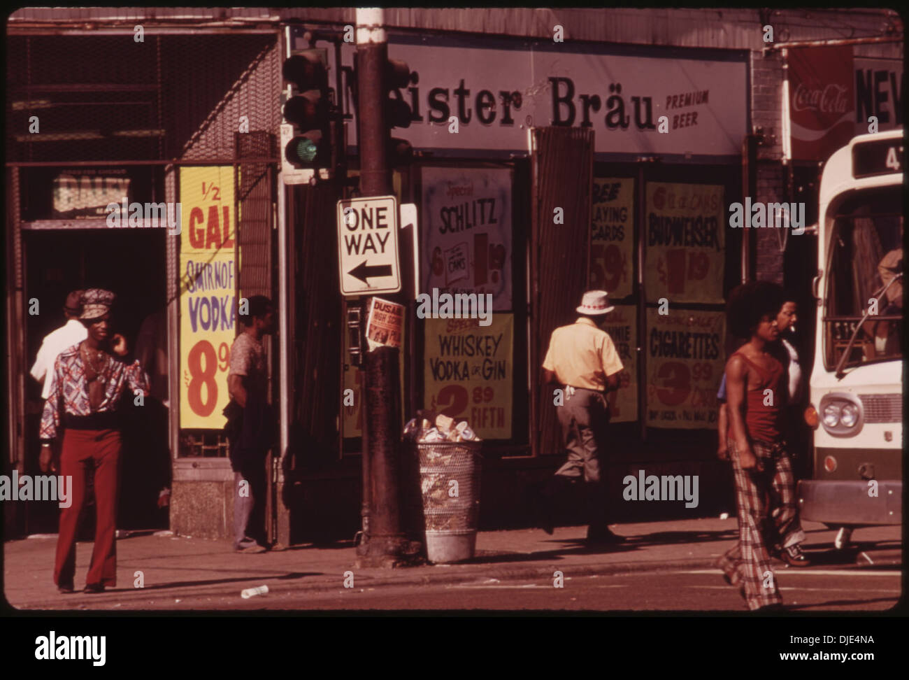Eine geschäftige Straßenszene an der 47th Street in South Side Chicago, die die lebhaften kleinen schwarzen Unternehmen und das lokale Gemeindeleben in diesem historischen Stadtgebiet zeigt. Stockfoto