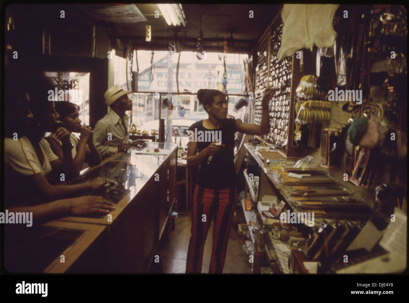 Ein Foto, das ein Unternehmen in schwarzem Besitz zeigt, das sich in Chicagos South Side befindet und für seine Rolle in der Wirtschaftslandschaft der Stadt als Drehscheibe für Black Entrepreneurship bekannt ist. Stockfoto
