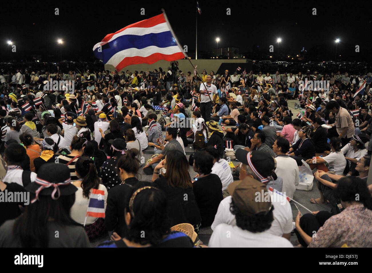 Bangkok, Thailand. 27. November 2013. Anti-Regierungs-Demonstranten Rallye in einer Regierung Komplex in Bangkok, Thailand, 27. November 2013. Tausende von thailändischen Demonstranten verstärkt am Mittwoch gelegt Belagerung zu einer Regierung Komplex nach der Übernahme der neun Ministerien in einer Bemühung zu lähmen die Verwaltung und Premierministerin Yingluck Shinawatra zu verdrängen. Bildnachweis: Gao Jianjun/Xinhua/Alamy Live-Nachrichten Stockfoto