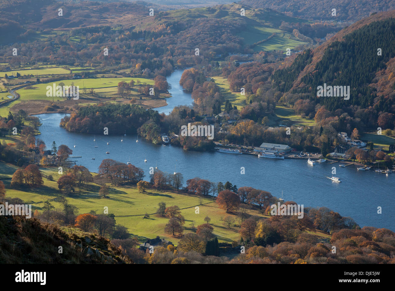 Windermere tritt der Fluss Leven am Seeufer, Newby Bridge, Lake District, Cumbria Stockfoto