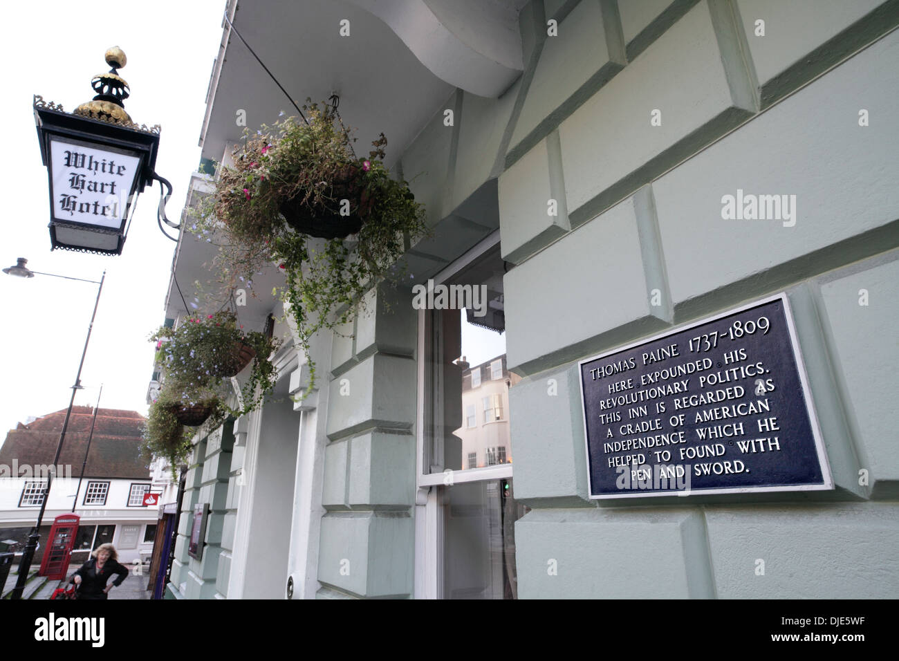 Melden Sie sich zum Gedenken an Tom Paine an der Außenseite des White Hart Hotel, High Street, Lewes, East Sussex. Stockfoto