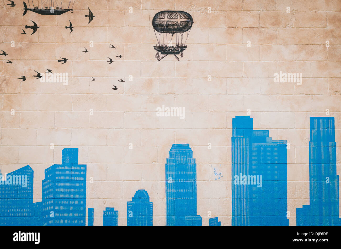 Graffiti mit einem fliegenden Ballon umgeben von Vögel über die Skyline von Dallas. Deep Ellum Nachbarschaft. Stockfoto