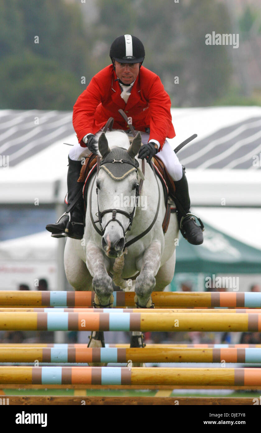 23. Mai 2004; San Juan Capistrano, Kalifornien, USA; JOHN PEARCE und Pferd Champagner konkurrieren in der 2004 Auswahl Olympiatrials Springreiter Wettbewerb bei San Juan Capistrano. Pferde und Reiter, die gewinnen ehrt in der 2-tägigen Veranstaltung die neue sein wird, uns 2004 Olympia-Team. Stockfoto