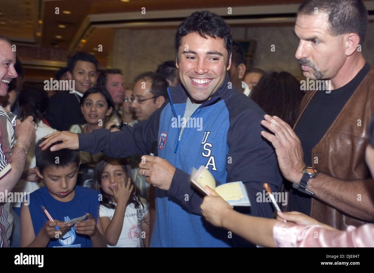 1. Juni 2004; Las Vegas, NV, USA; Boxer OSCAR DE LA HOYA kommt im MGM Grand Hotel in Vorbereitung auf seine 5. Juni Kampf gegen Felix Sturm. Stockfoto