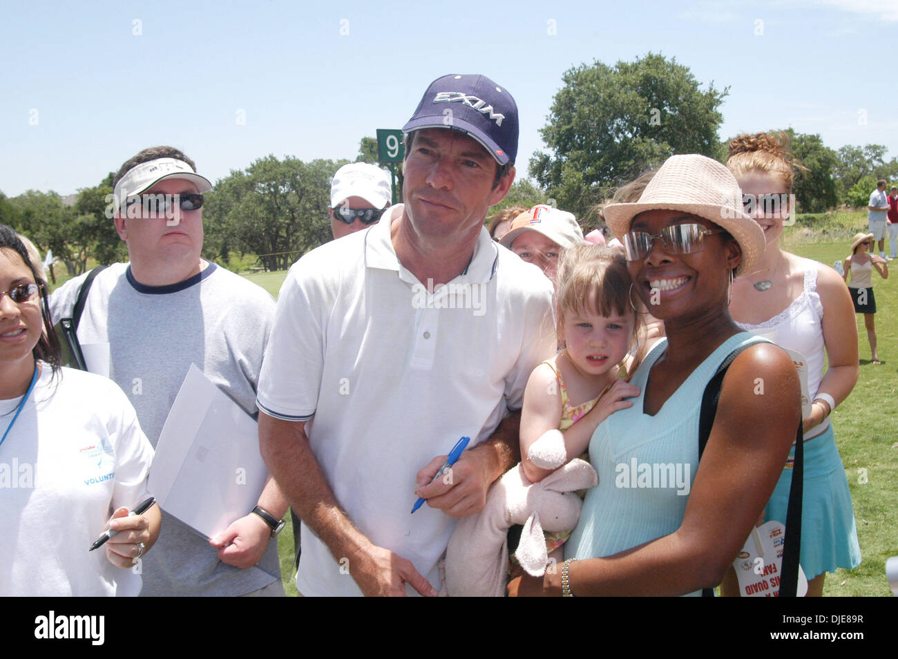 4. Juni 2004; Austin, TX, USA; Schauspieler DENNIS QUAID posiert mit Fans auf dem Golfplatz während der "Jiffy Lube Dennis Quaid Charity Classic" in Austin, Texas statt. Stockfoto