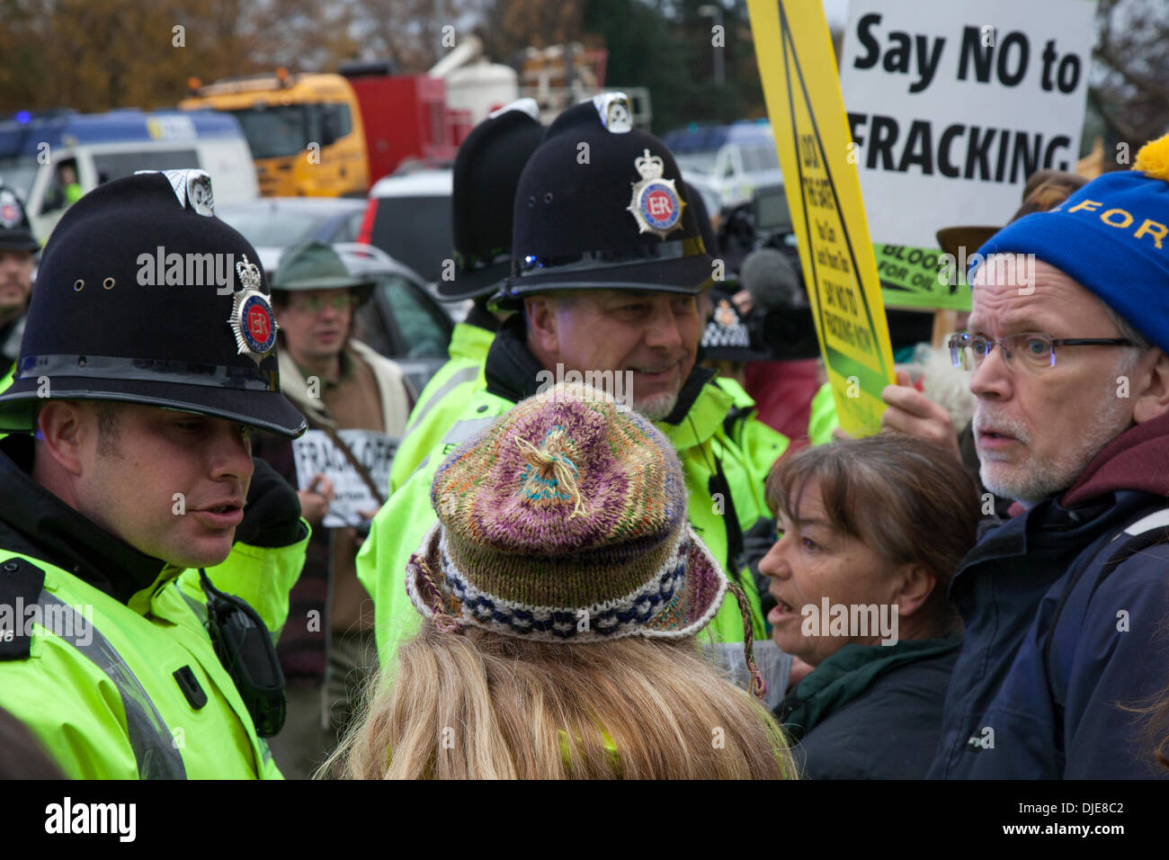 IGAS Energy Drill-Standort & Öko-Schutz-Protestlager bei Barton Moss in Salford, Manchester. Der Schwerpunkt des Fracking verlagert sich nach Nordwesten, wo IGAS Energy plant, bald mit den Bohrungen zur Erkundung von Methan zu beginnen. Eine Reihe von Anti-Fracking-Anti-Schiefergas-Gruppen protestierten gegen die Ankunft von Bohrgeräten auf dem Gasbohrgelände in Salford. Stockfoto