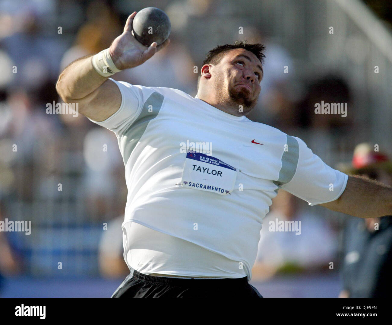 9. Juli 2004; Sacramento, Kalifornien, USA; DAN TAYLOR gefoult auf seinem letzten Wurf im Kugelstoßen der Herren Qualifikation am ersten Tag der 2004 US Track und Feldversuche Hornet Stadium. Stockfoto
