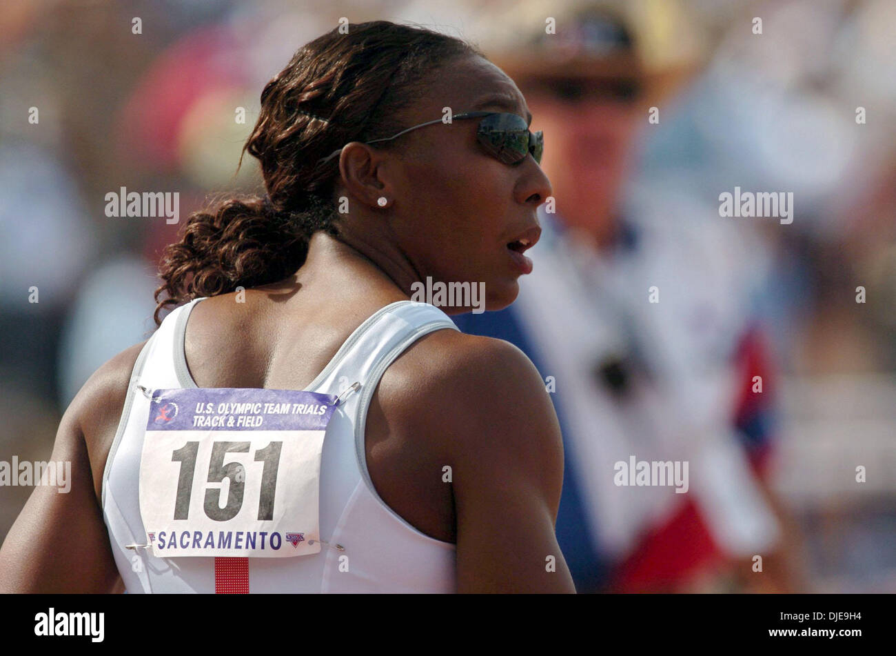 9. Juli 2004; Sacramento, Kalifornien, USA; Die Sonne spiegelt aus Siebenkampf Konkurrent der SHEILA BURRELL Muskulatur wieder am ersten Tag der 2004 US Track und Feldversuche Hornet Stadium. Stockfoto