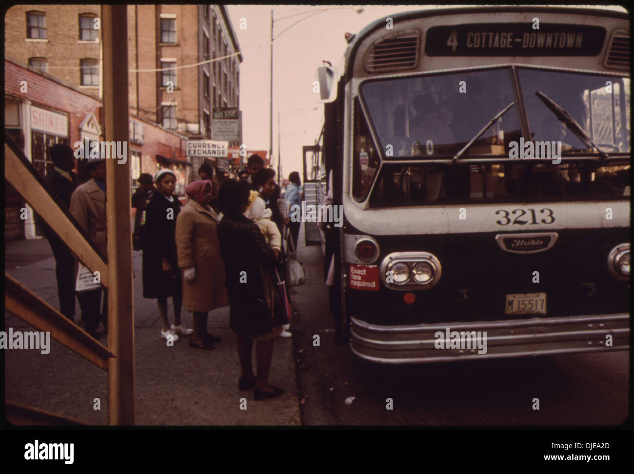 1973 nutzten die Afroamerikaner den Busverkehr auf der 63rd Street in Chicago als Teil des größeren städtischen Verkehrssystems. Die Zahl von 272.803.082 Passagieren spiegelt die Bedeutung des öffentlichen Nahverkehrs im täglichen Leben und die Abhängigkeit der afroamerikanischen Gemeinschaft davon wider. Stockfoto