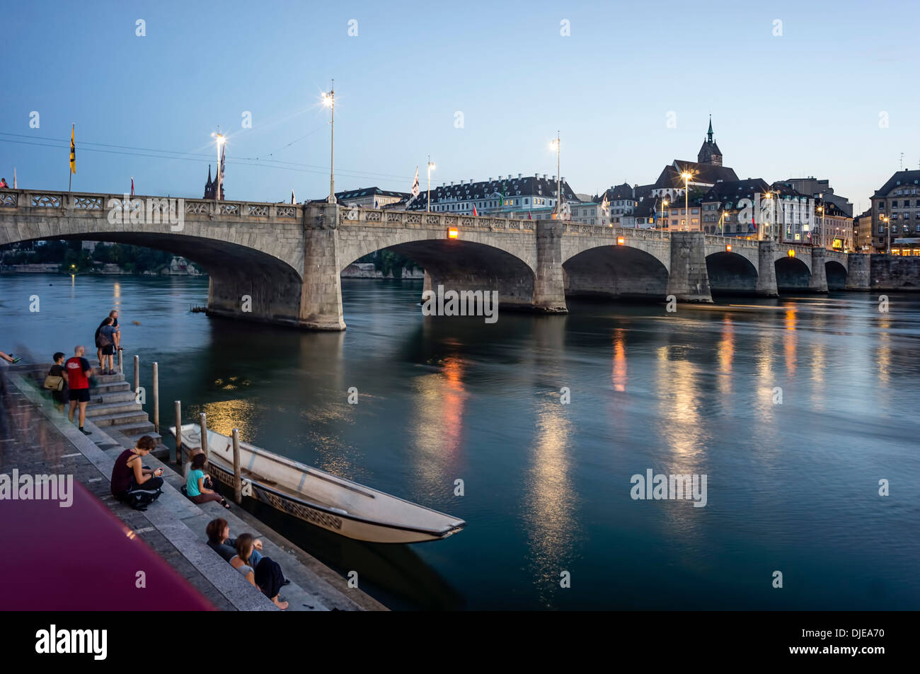 Rhein im Sommer, mittlere Brücke, Basel, Schweiz Stockfoto