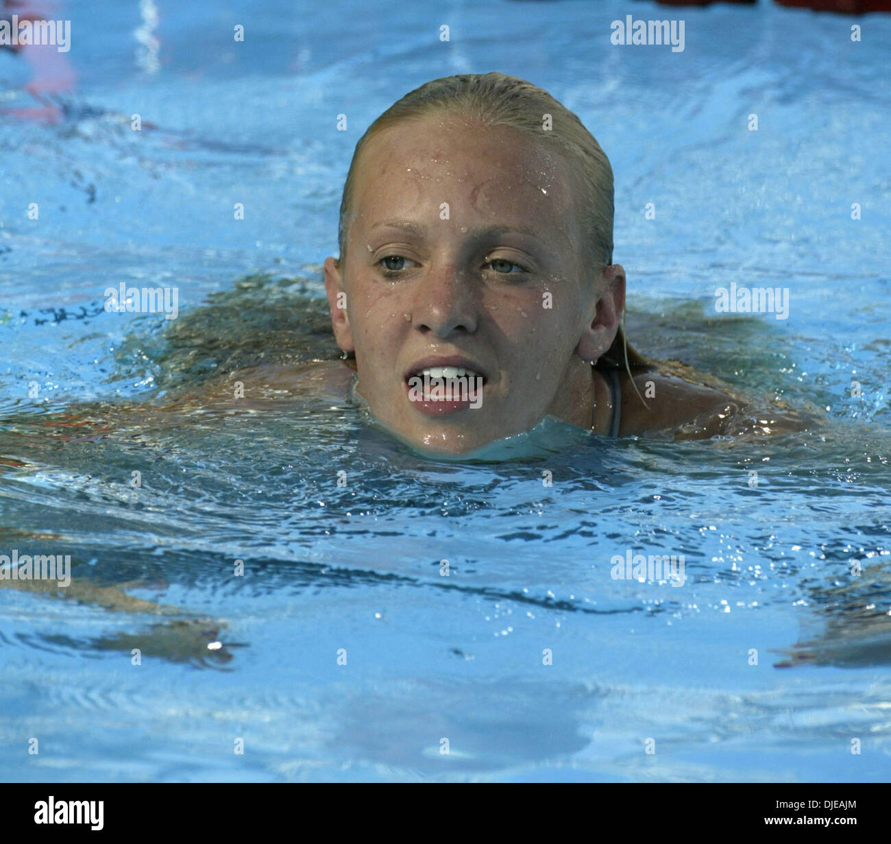 10. Juli 2004; Long Beach, Kalifornien, USA; DANA VOLLMER lächelt nach dem Gewinn der 200 Meter Freistil und die Qualifikation für die Olympischen Spiele 2004 in Athen, Griechenland, bei den US Olympic Swimming Trials in Long Beach, Kalifornien. Stockfoto