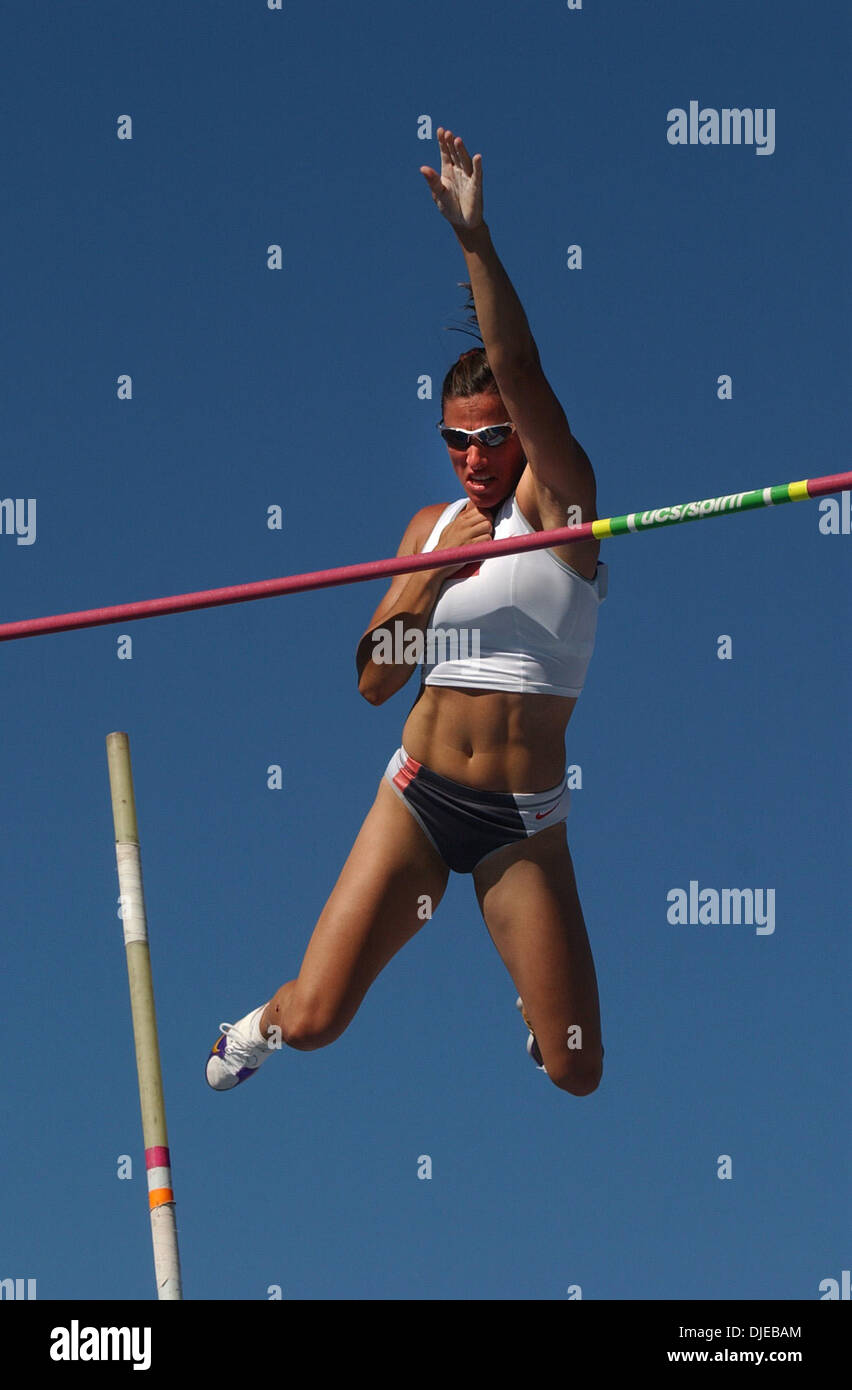 18. Juli 2004; Sacramento, Kalifornien, USA; STACY DRAGILA setzt eine amerikanische aufzeichnen im Stabhochsprung als She löscht 15 Fuß 7 Zoll am Tag acht der 2004 US Track und Feldversuche Hornet Stadium. Stockfoto