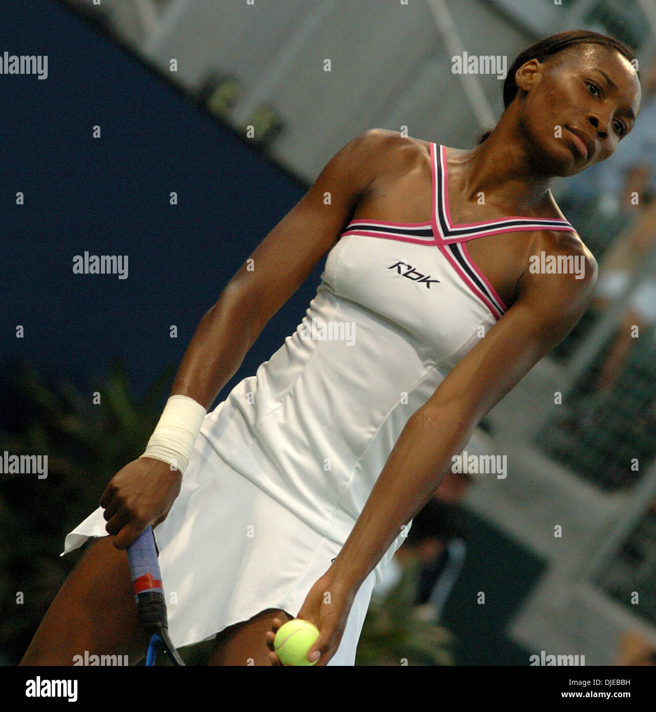 20. Juli 2004; Carson, Kalifornien, USA; VENUS WILLIAMS losmacht Ashley Harkleroad 6-2, 6-1 in die JPMorgan Chase Open im Home Depot Center in Carson. Stockfoto