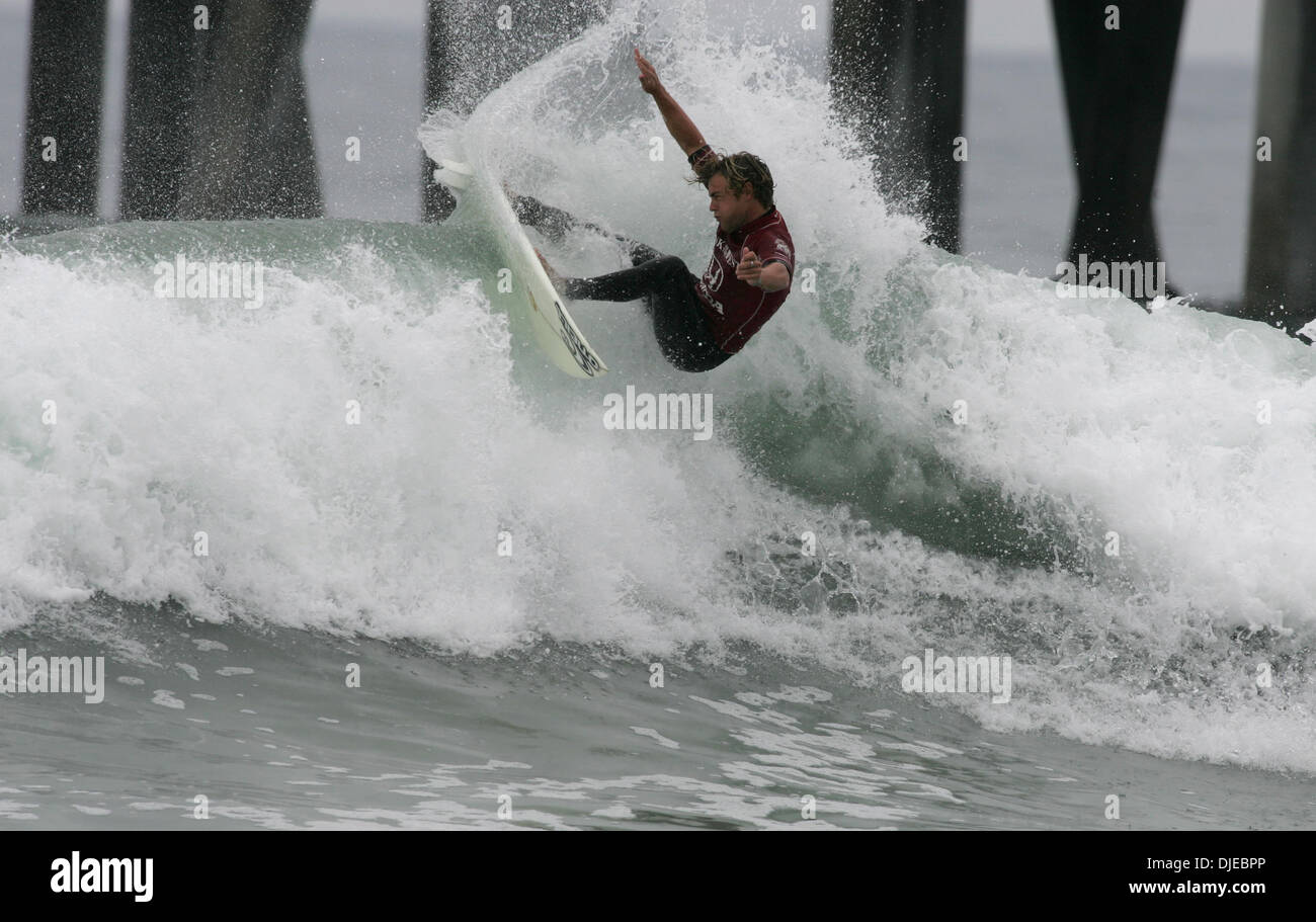 1. August 2004; Huntington Beach, CA, USA; AUS Surfer TRENT MUNRO nach dem Viertelfinale bei den HONDA US Open 2004 Surfing Championships am Huntington Beach. Taj Burrow von Australien gewann die Shortboard. Stockfoto