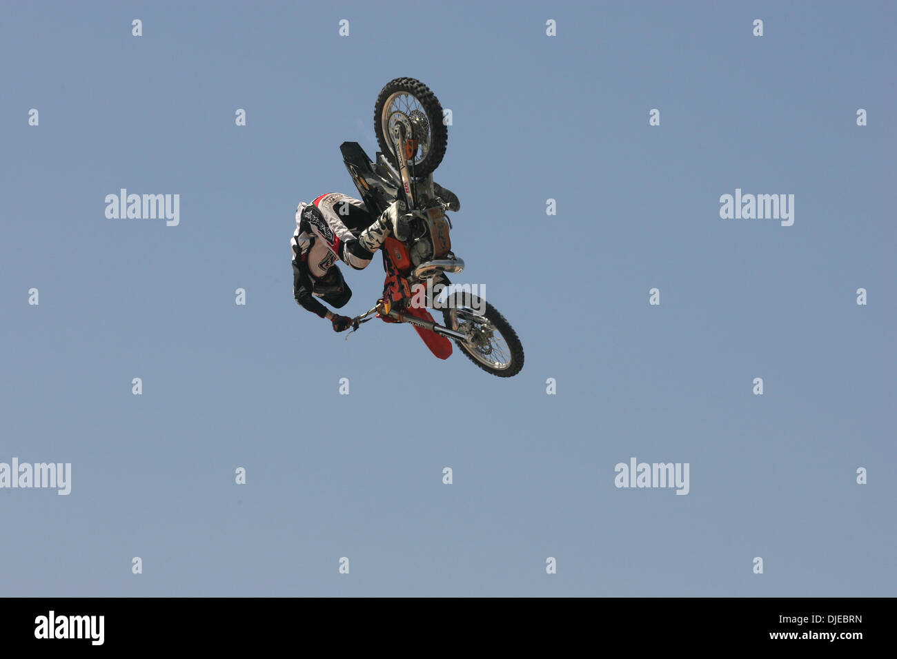 1. August 2004; Huntington Beach, CA, USA; MOTO X Stunt Fahrer RONNIE  RENNER auf seiner KTM Enduro Motocross Motorrad springen Schmutz.  Extremsport locken mehr Massen mit Veranstaltungen wie "X Games". Motocross  Motorräder