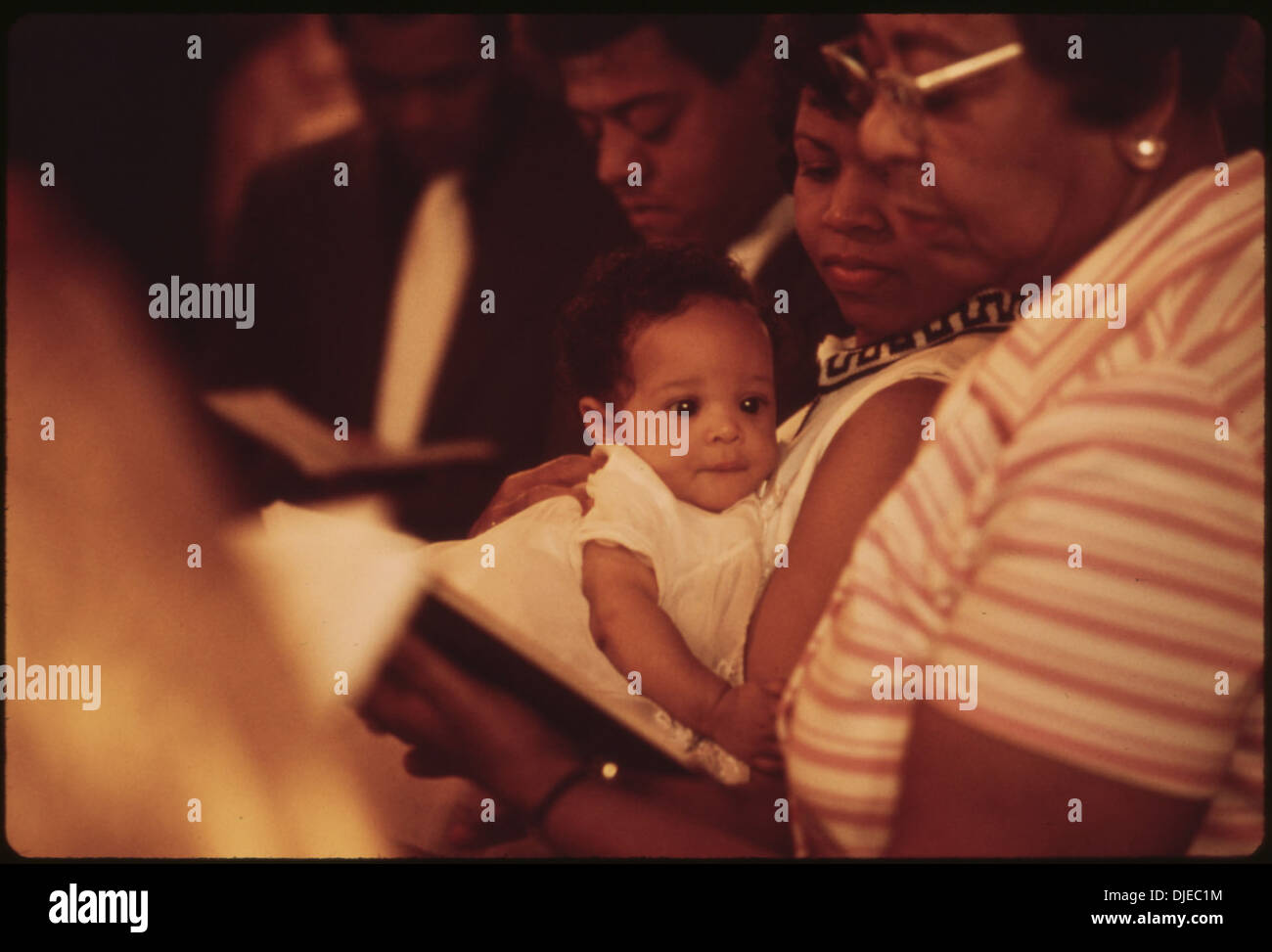 Ein Foto, das eine afroamerikanische Familie in der Church of the Messiah in Chicago zeigt und das Gemeindeleben und den Glauben Mitte des 20. Jahrhunderts veranschaulicht. Stockfoto Ein Foto, das eine afroamerikanische Familie in der Church of the Messiah in Chicago zeigt und das Gemeindeleben und den Glauben Mitte des 20. Jahrhunderts veranschaulicht. Stockfoto