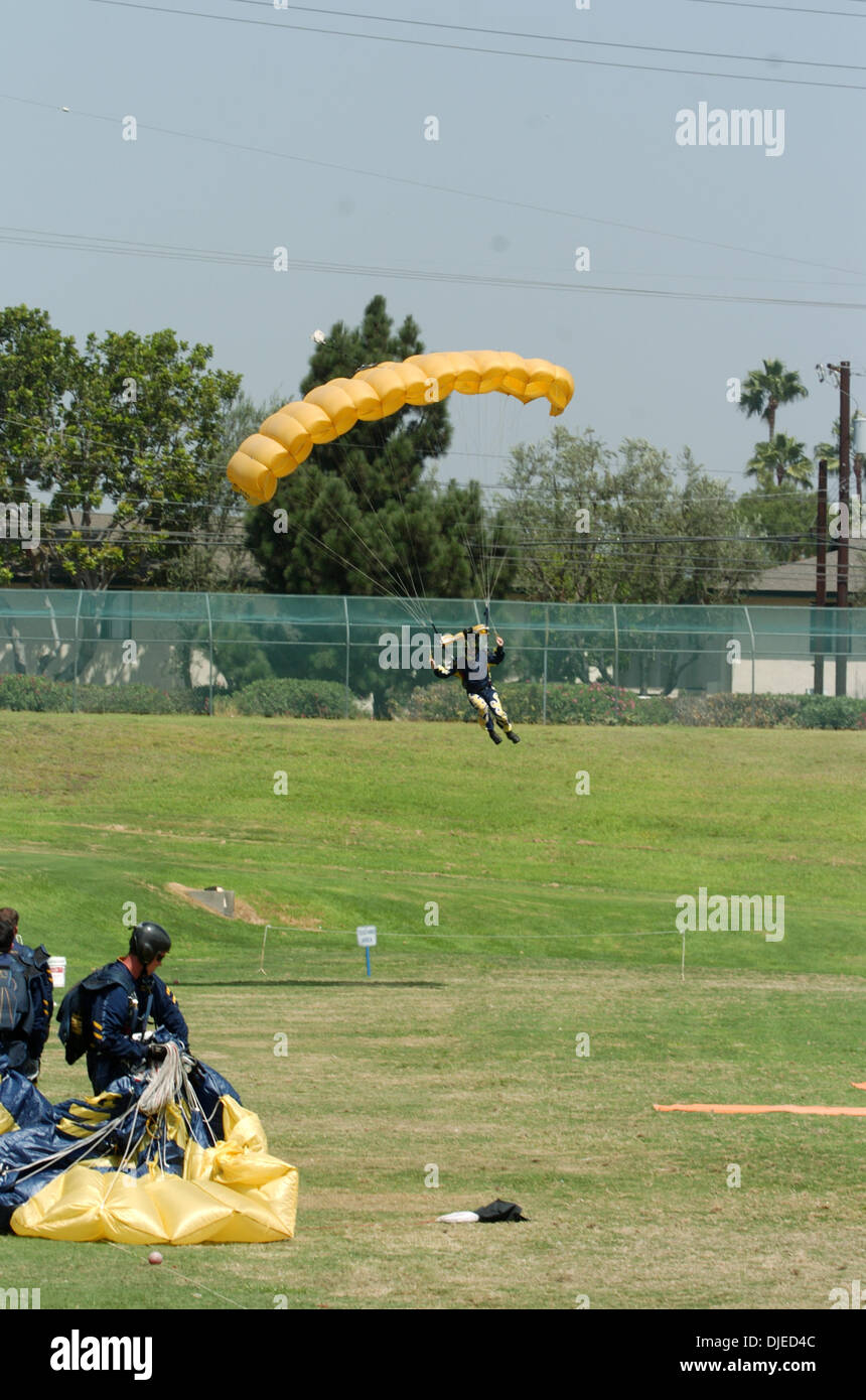 28. August 2004; Anaheim, CA, USA; Die US Navy überspringt führen für das Publikum bei der Pressekonferenz und Golf-Clinic die Eröffnung des The Tiger Woods Learning Center. Die Lage des Learning Centers ist ein paar Meilen entfernt von der Stadt Cypress, California, wo Tiger ausgelöst wurde. Stockfoto