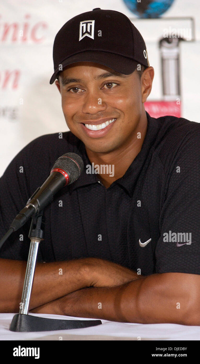 28. August 2004; Anaheim, CA, USA;  Golf pro TIGER WOODS auf einer Pressekonferenz vor seiner Stiftung jährlichen Jugend-Golf-Clinic an der Stelle des Tiger Woods Learning Center. Stockfoto