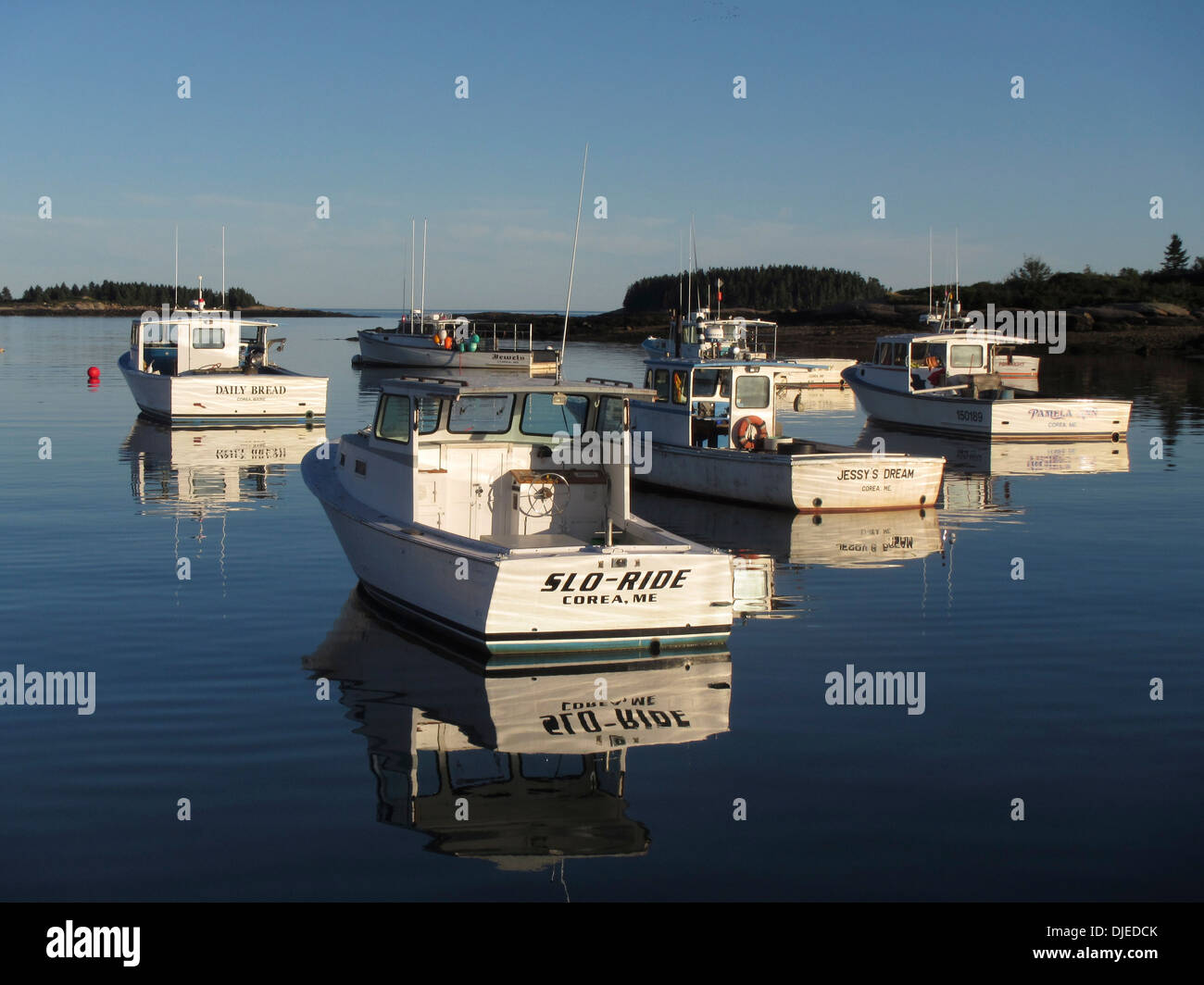 Traditionelle New England Lobster Boote vertäut auf eine cal sonnigen Sonntag in Corea Maine, USA Stockfoto