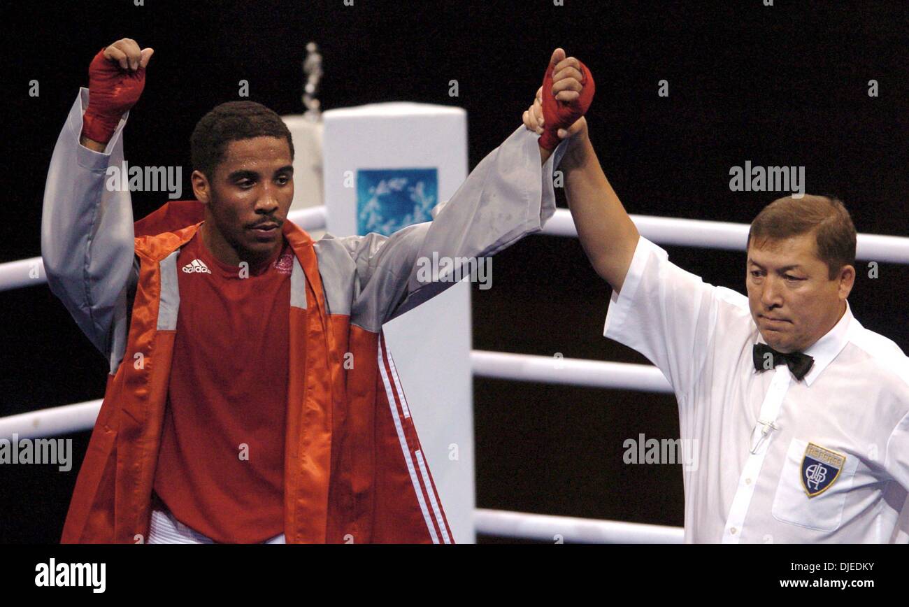 KRT Sport Geschichte SLUGGED: OLY-Boxen KRT Foto von KARL MONDON/CONTRA COSTA TIMES (19. August) Athen--erweiterte Andre Ward der Vereinigten Staaten in der Männern Licht Heayweight (81kg) vorläufige Clemente Russo Italiens 17-9 Donnerstag, 19. August 2004 in Peristreri Olympic Boxing Hall zu besiegen. (Bild Kredit: Karl Mondon/Contra Costa Zeit/ZUMA Press) Stockfoto