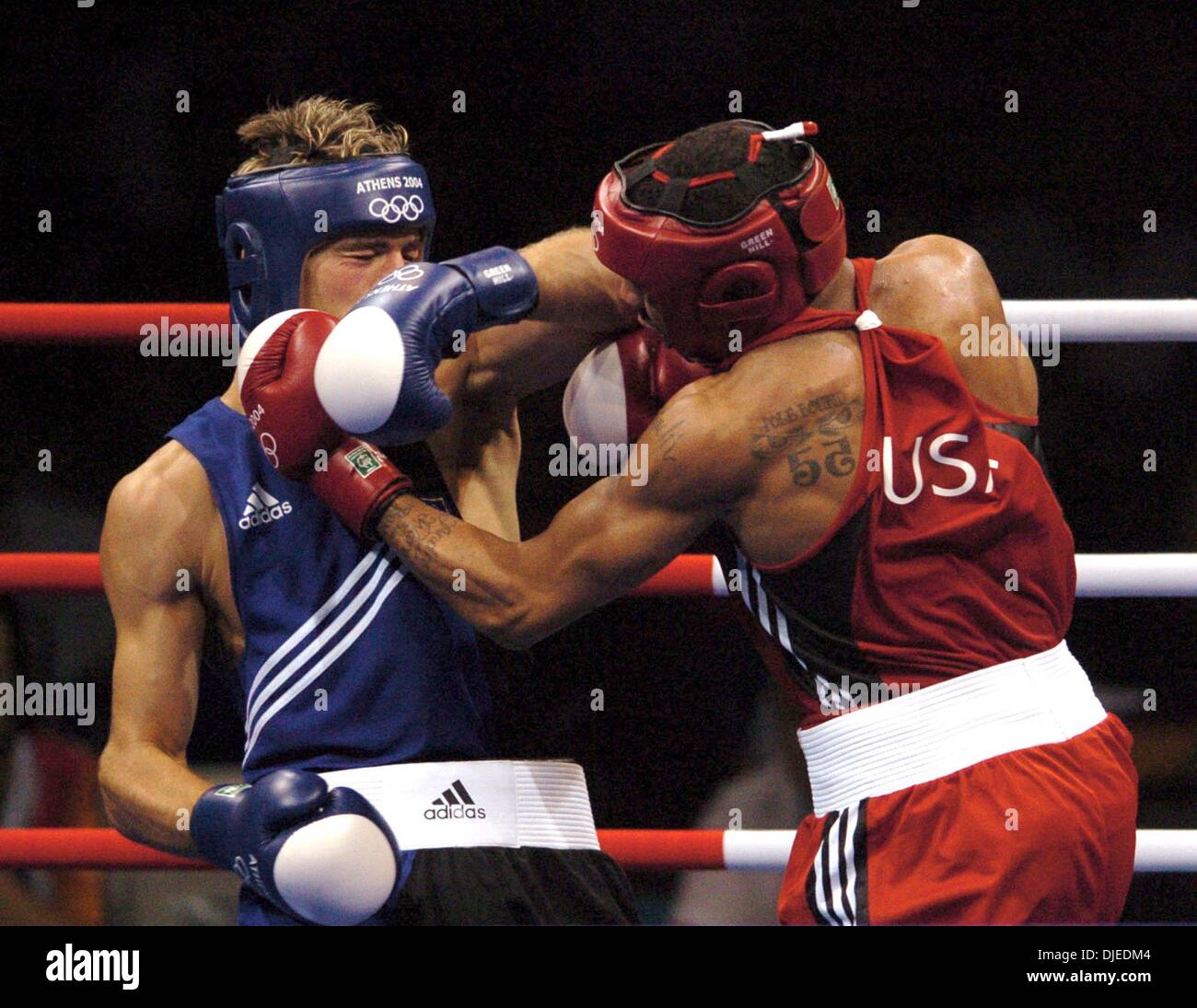 KRT Sport Geschichte SLUGGED: OLY-Boxen KRT Foto von KARL MONDON/CONTRA COSTA TIMES (19. August) Athen--Andre Ward der Vereinigten Staaten, rechten, Partituren ein Punkt in der 1. Runde gegen Clemente Russo Italiens verbinden. Ward advanced in der Männer Halbschwergewicht mit seinem 17-9 Sieg Donnerstag bei Peristreri Olympic Boxing Hall.  (ag) 2004 (Bild Kredit: Karl Mondon Stockfoto