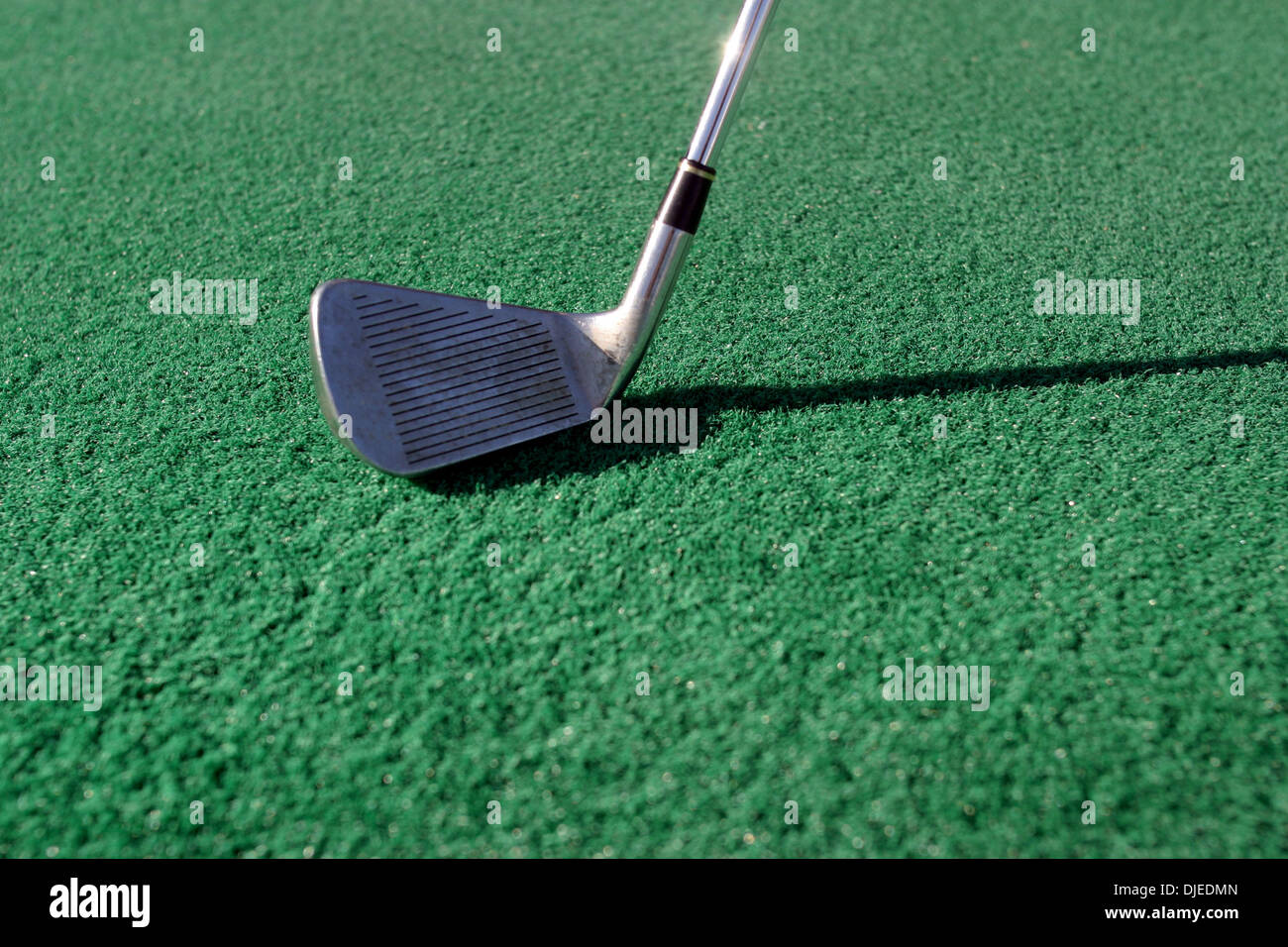 Sep 01, 2004; Los Angeles, Kalifornien, USA; Ein Golfclub und treibende Grün in einem der vielen driving Ranges in Südkalifornien. Spiel des Golfs. Stockfoto