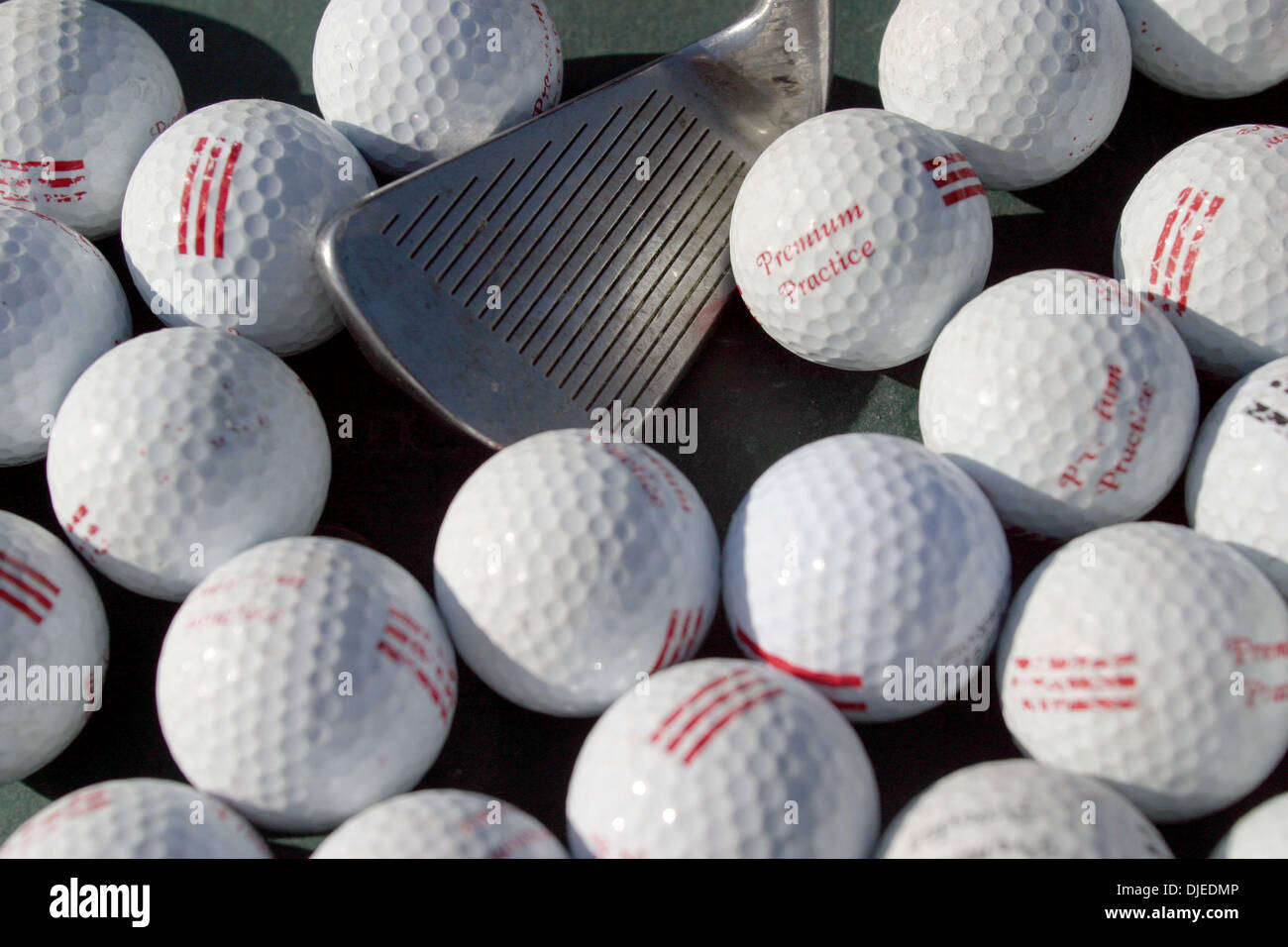 Sep 01, 2004; Los Angeles, Kalifornien, USA; Ein Golfclub und Praxis Ball in einem der vielen driving Ranges in Südkalifornien. Spiel des Golfs. Stockfoto