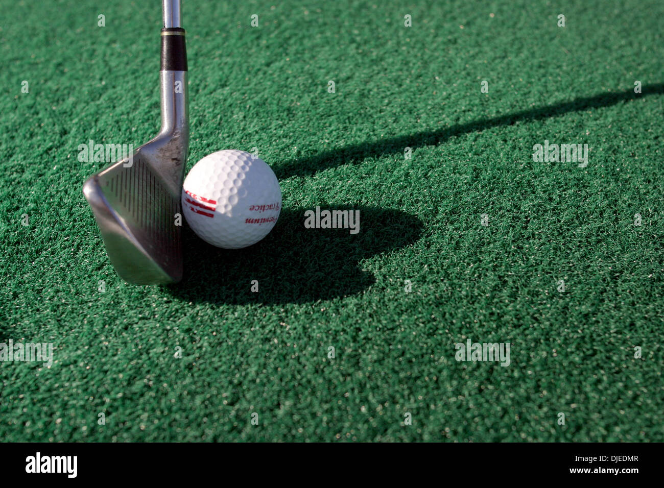 Sep 01, 2004; Los Angeles, Kalifornien, USA; Ein Golfclub und Praxis Ball in einem der vielen driving Ranges in Südkalifornien. Spiel des Golfs. Stockfoto