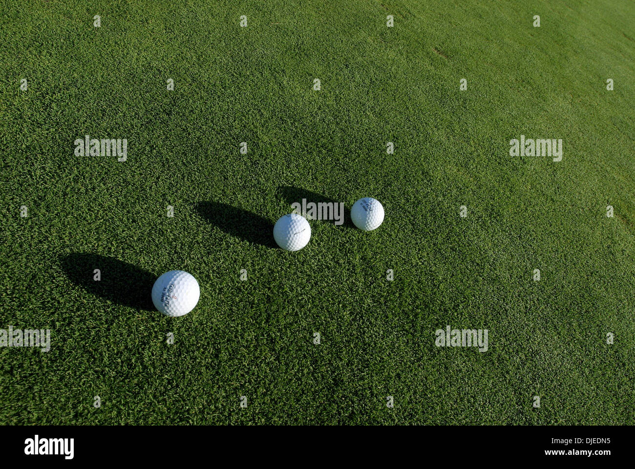 Sep 01, 2004; Los Angeles, Kalifornien, USA; Golfbälle in einem der vielen driving Ranges in Südkalifornien. Spiel Golf, Golfschläger, Putter, Golfball, Flagge, Fahrer. Stockfoto