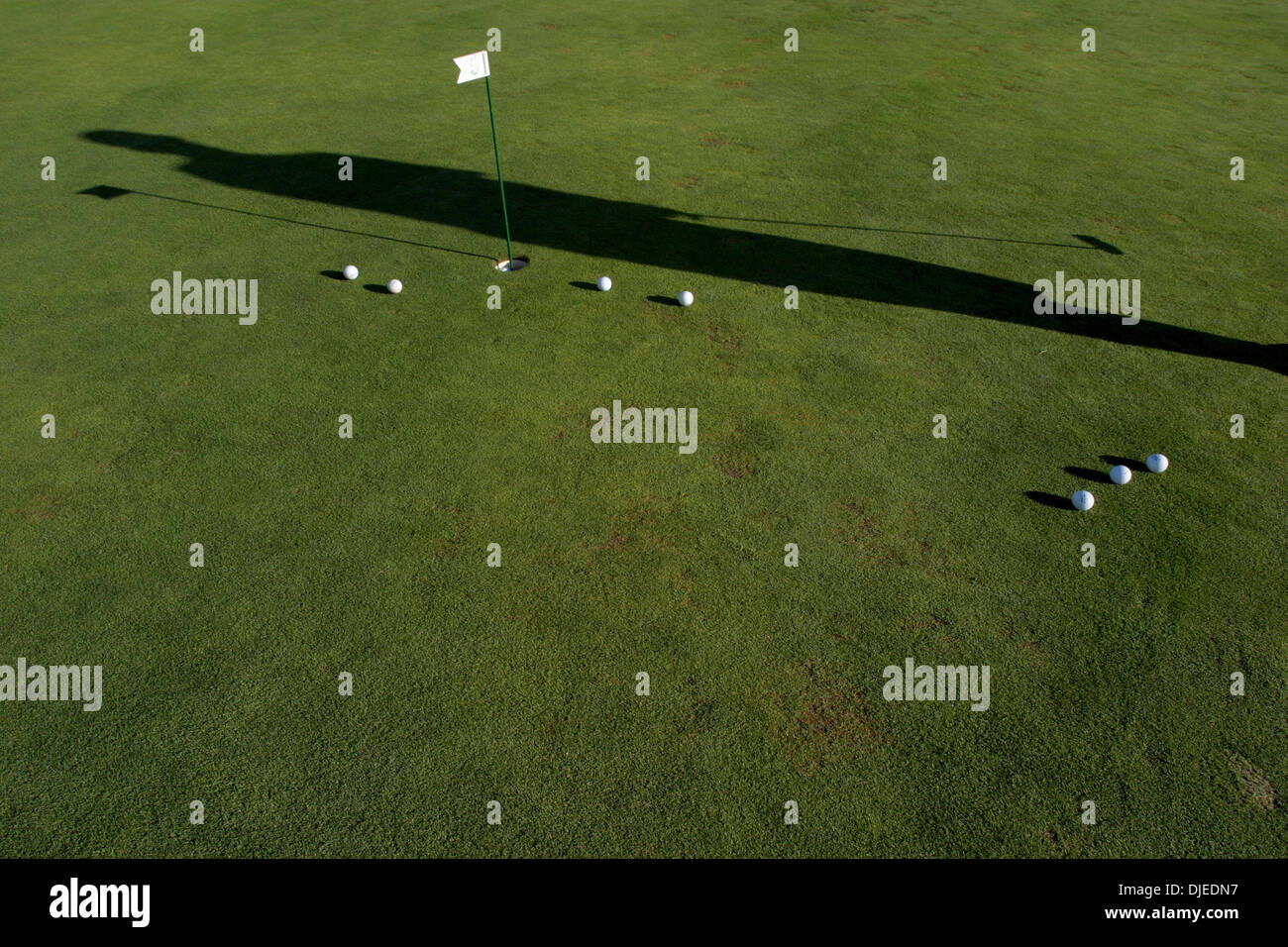 Sep 01, 2004; Los Angeles, Kalifornien, USA; Ein Golfer Praktiken seiner Umsetzung in einem der vielen driving Ranges in Südkalifornien. Spiel Golf, Golfschläger, Putter, Golfball, Flagge, Putting-Green. Stockfoto