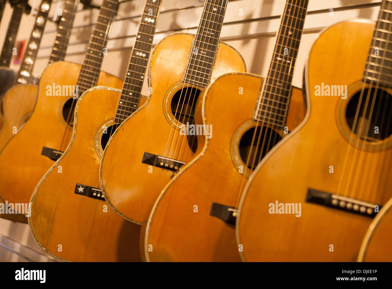 hölzerne akustische Gitarren zu verkaufen in einem Musikgeschäft Stockfoto