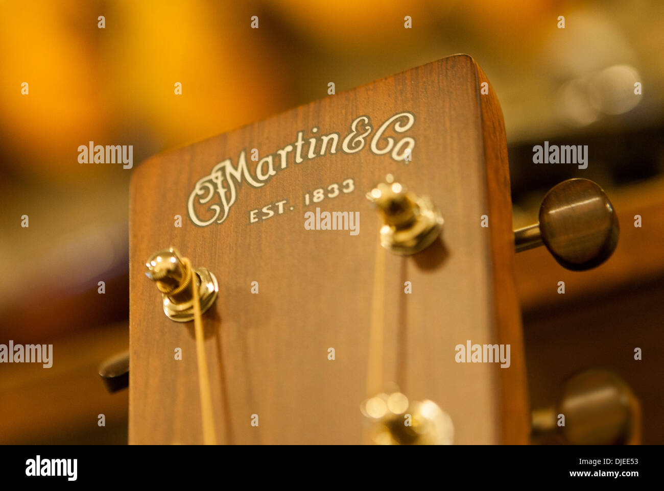 Nahaufnahme eines Martin Guitar Wirbelkasten oder Tuningbox oder Kopfteil. Stockfoto