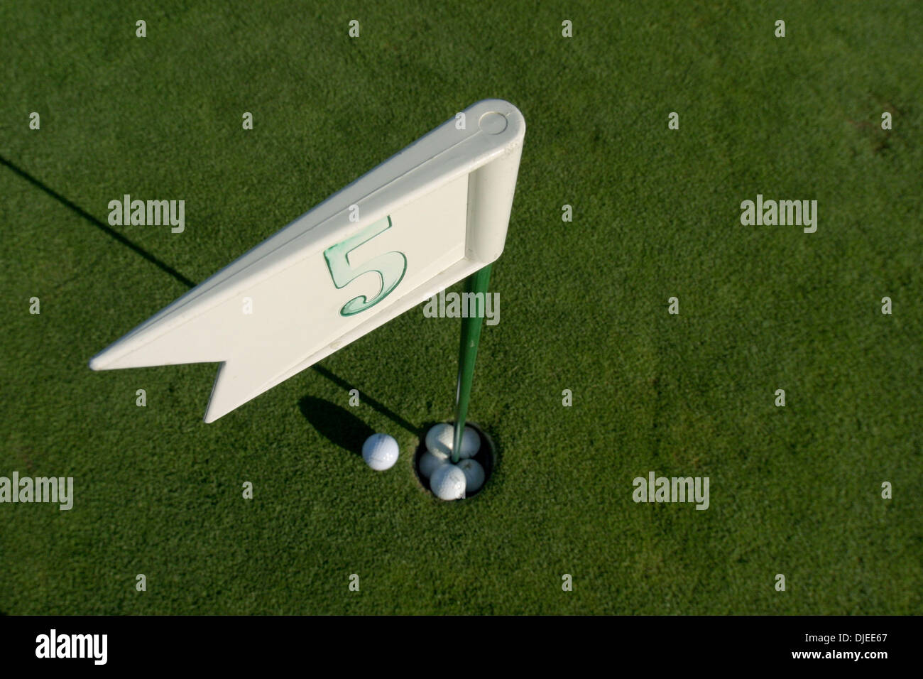 Sep 01, 2004; Los Angeles, Kalifornien, USA; Ein Putting Green in einem der vielen driving Ranges in Südkalifornien. Spiel Golf, Golfschläger, Putter, Golfball, Flagge, Putting-Green. Stockfoto