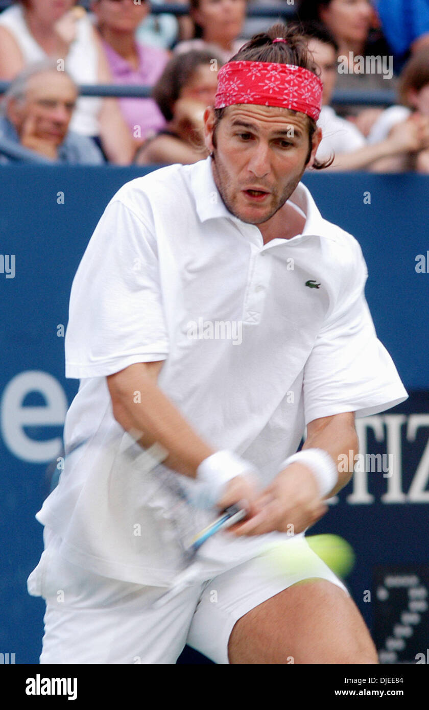 Sep 02, 2004; Flushing Meadows, New York, USA; JEROME GOLMARD Frankreichs kehrt einen Schuss Tim Henman von Großbritannien in ihrem 2. Vorrundenspiel bei den US Open in Flushing Meadows, NY. Henman geschlagen GOLMARD 6-2, 6-4, 6-4, 7-6 (7: 1) voraus. Stockfoto