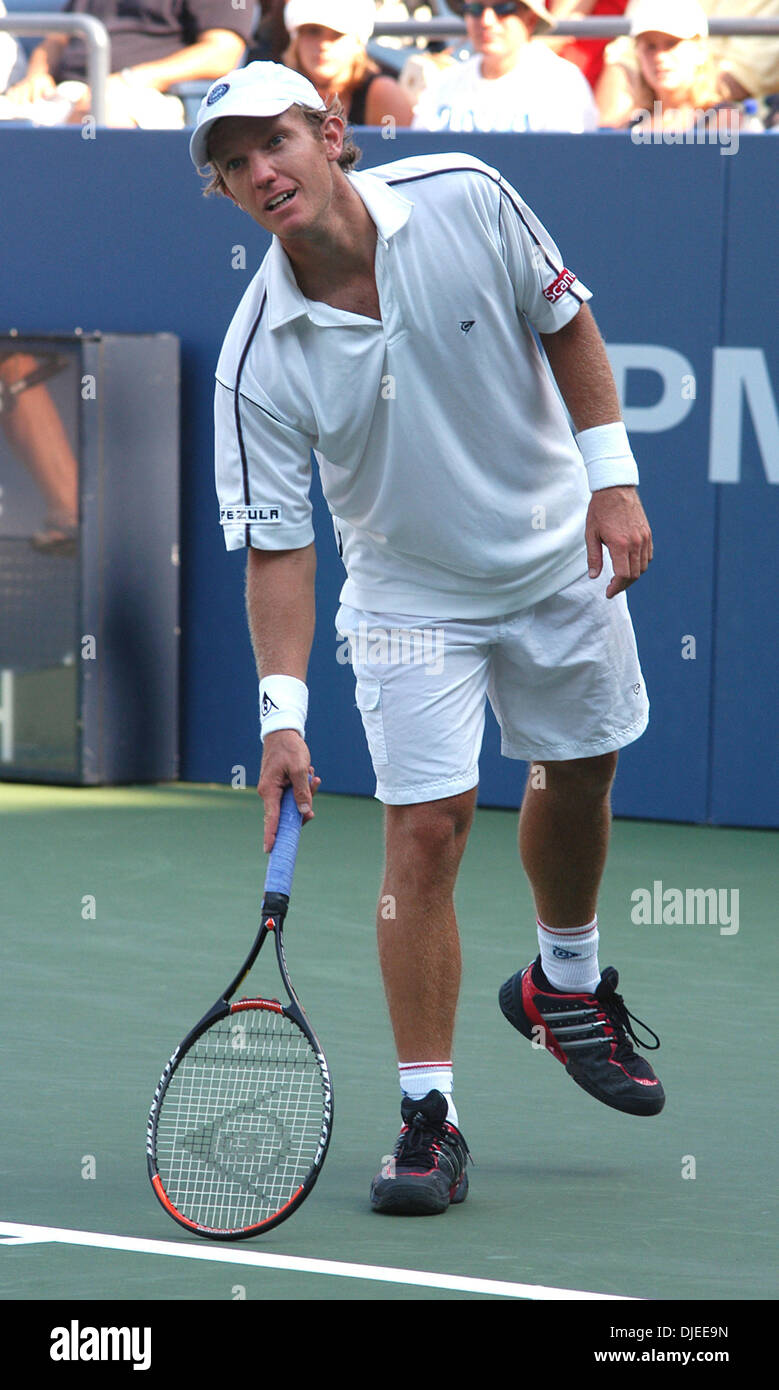 Sep 04, 2004; Flushing Meadows, New York, USA; Tennis-Spieler THOMAS JOHANNSON aus Schweden verweist auf die Linie für den Richter nach Anfechtung eines Anrufs in seinem dritten Vorrundenspiel gegen Nicolas Kiefer of Germany bei den US Open 2004.  Kiefer gewann das Spiel 6-4, 6-0, 6: 1. Stockfoto