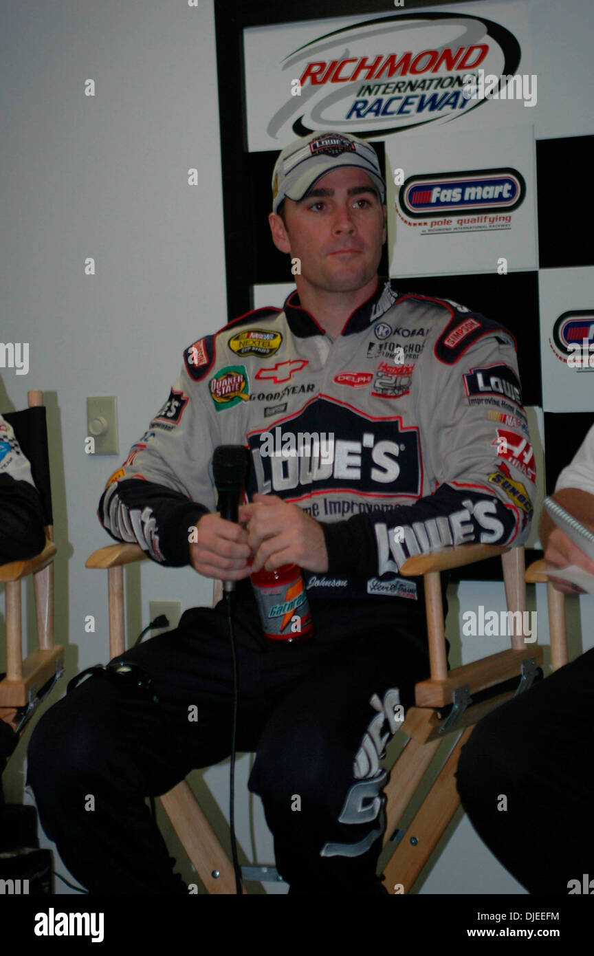 Sep 10, 2004; Richmond, VA, USA; JIMMY JOHNSON auf einer Pressekonferenz nach der Qualifikation ist komplett für den Chevy Rock and Roll 400 auf dem Richmond International Raceway. Stockfoto
