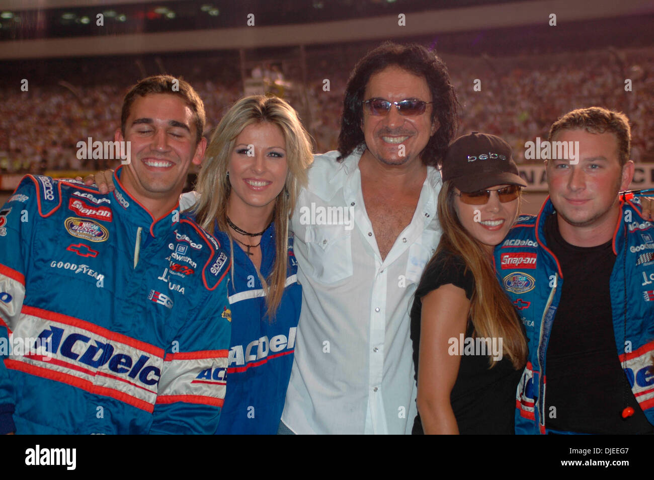 Sep 10, 2004; Richmond, VA, USA; GENE SIMMONS, der Rock-Band KISS, Posen mit der AC Delco-Crew vor dem Emerson Radio 250 auf dem Richmond International Raceway. Stockfoto