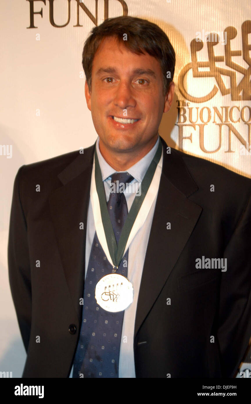 Sep 28, 2004; New York, NY, USA; Hockey star CAM NEELEY am 19. jährliche große Sports Legende Dinner im Waldorf Astoria in New York City. Stockfoto
