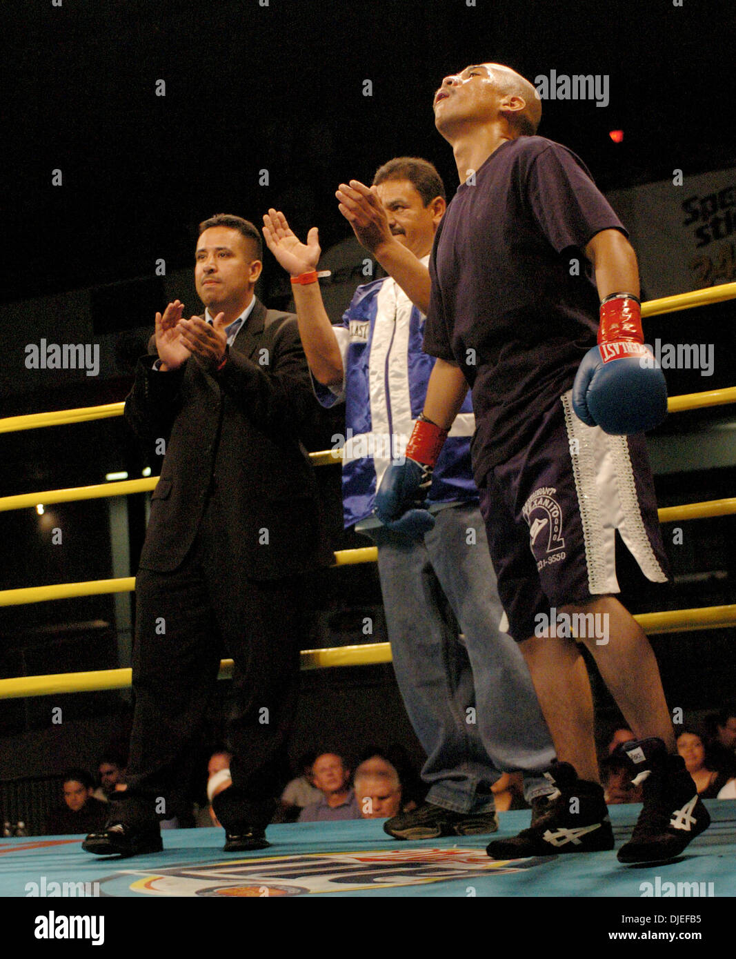 Sep 30, 2004; Los Angeles, Kalifornien, USA; Boxer EDGAR VARGAS bereitet sich auf seinen Kampf gegen Enrique Ornelas im Oscar De La Hoya "Boxeo De Oro" at The Grand Olympic Auditorium statt. Stockfoto