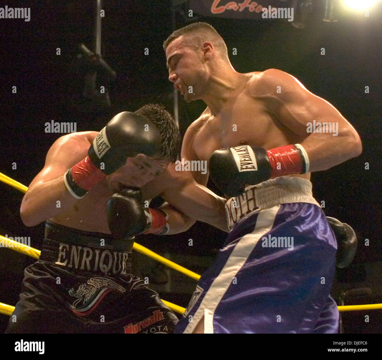 Sep 30, 2004; Los Angeles, Kalifornien, USA; Boxer CHRISTIAN CRUZ (blau) Niederlagen statt ENRIQUE ORNELAS (braun) in Oscar De La Hoya's 'Boxeo De Oro"at The Grand Olympic Auditorium. Stockfoto