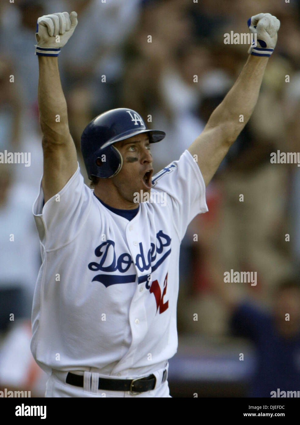 2. Oktober 2004; Los Angeles, Kalifornien, USA; Steve Finley von den Los Angeles Dodgers feiert nach der Kollision mit eines spielentscheidenden Grand Slam im neunten Inning gegen die San Francisco Giants in Los Angeles. Die Dodgers sicherte sich den National League West Division Titel mit dem Sieg. Stockfoto