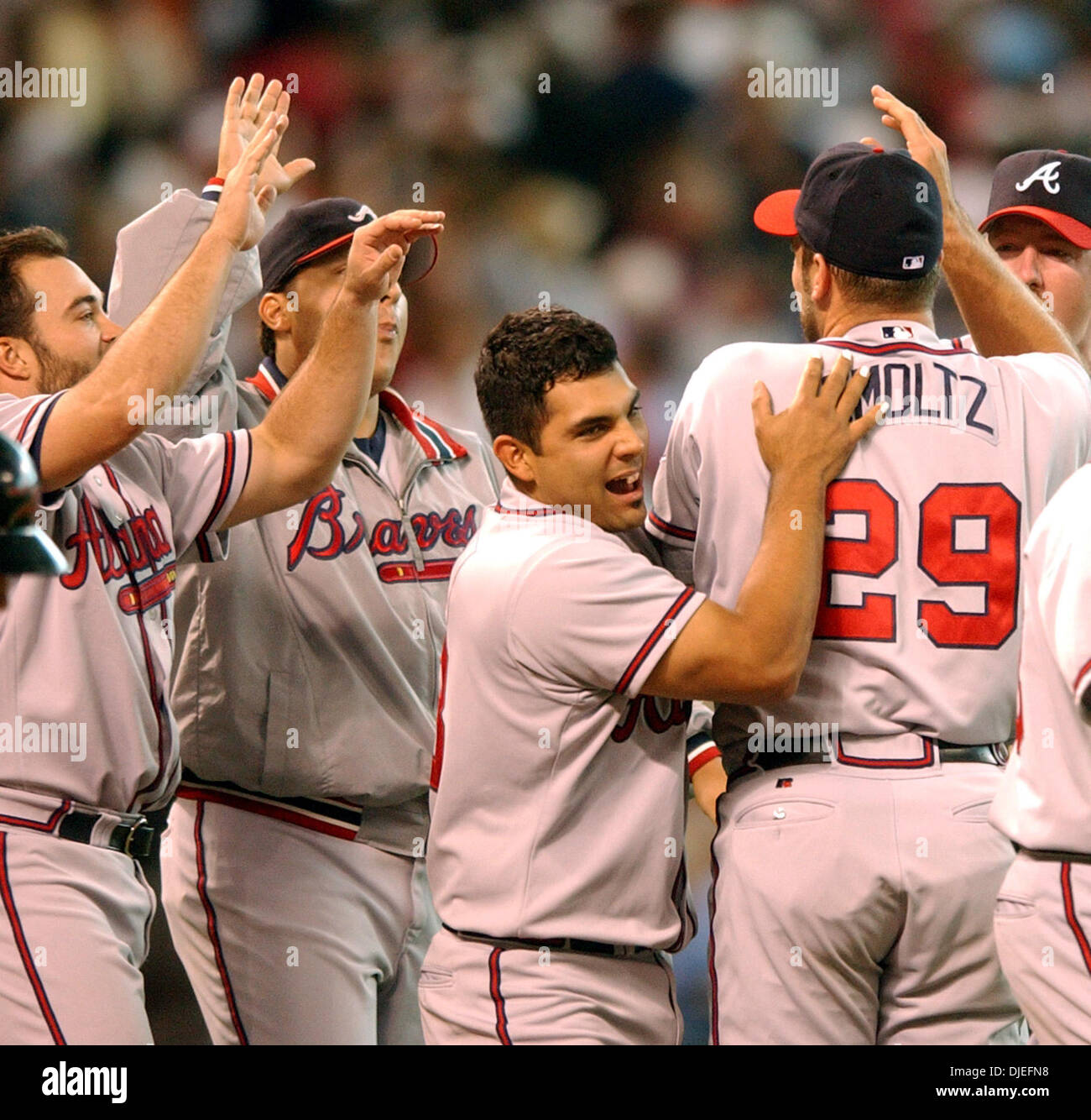 10. Oktober 2004; Houston, TX, USA; Baseball MLB: Atlanta Braves Johnny Estrada und Teamkollegen begrüßen Sie John Smoltz, wenn sie die Serie zum 2: 2 auf ihren Sieg Sonntag im Minute Maid Park binden. Stockfoto