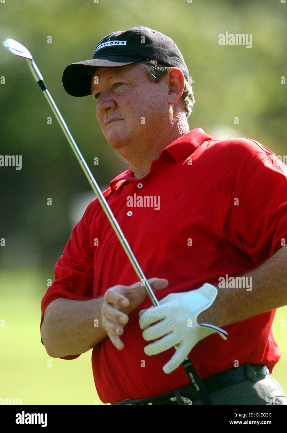 17. Oktober 2004; San Antonio, TEXAS, USA; BOBBY WADKINS folgt seinen Schuss in das Par 5 15. Sonntag Nachmittag.  Er hatte eine lange fahren, bekam auf in zwei, sondern drei geputtet das Loch par. Stockfoto