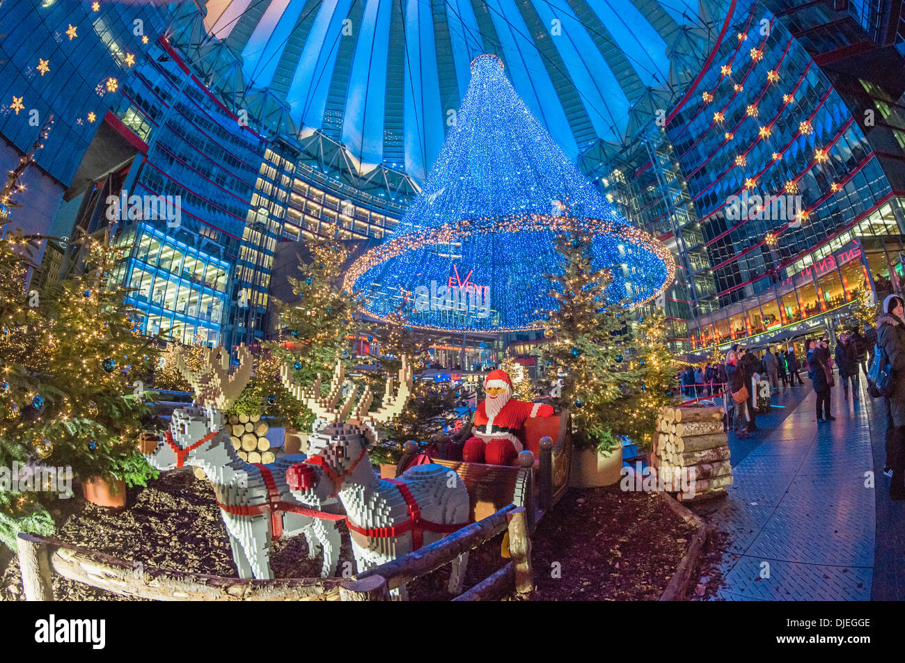 Weihnachtsmarkt im Sony Center, Potsdamer Platz, Berlin Stockfoto, Bild 