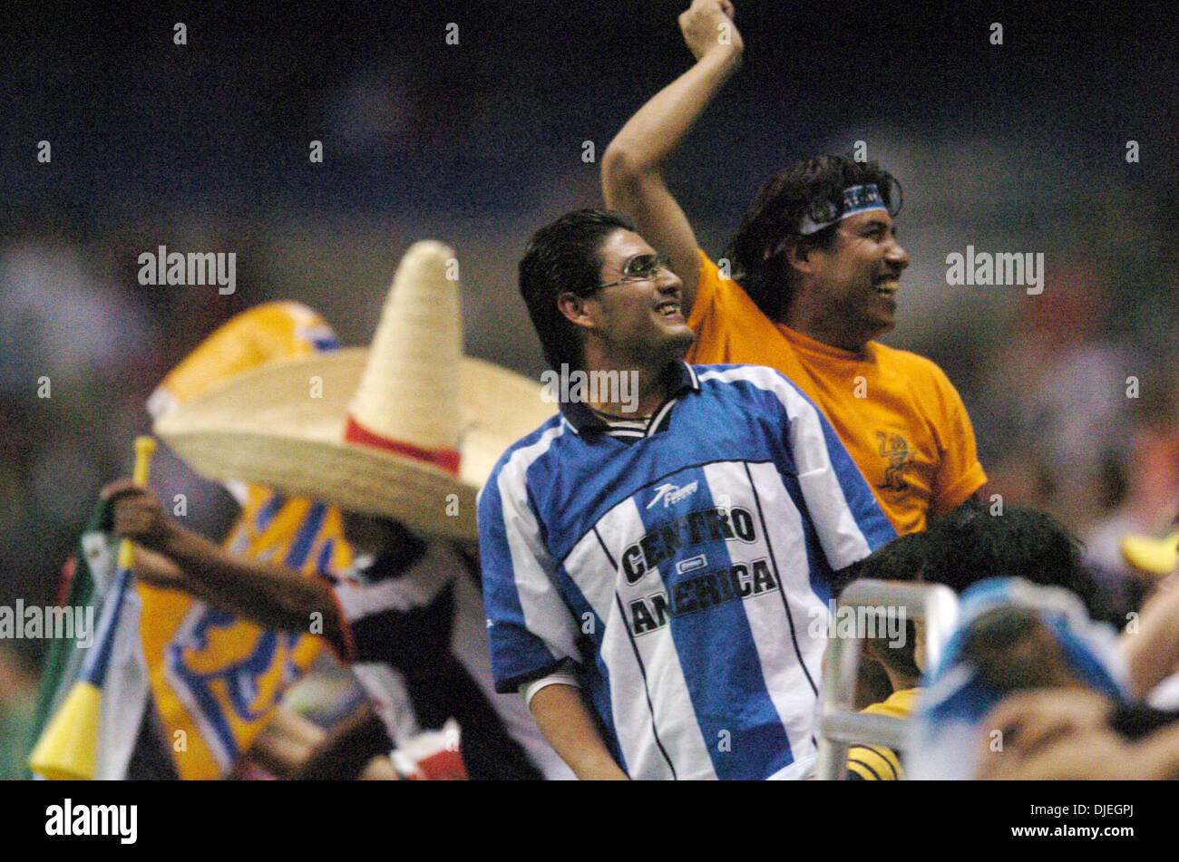 10. November 2004; San Antonio, TX, USA; Fußball freundlich - Mexiko Guatemala 2: 0 besiegt. Bild: Fußball-Fans reagieren auf die Aktion auf dem Feld während des Spiels zwischen Mexiko und Guatemala Nationalmannschaften an der Alamodome. Stockfoto