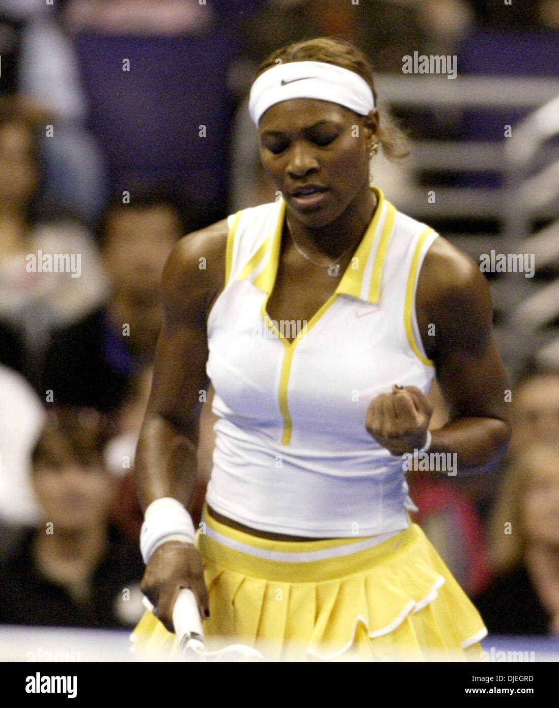 11. November 2004; Los Angeles, Kalifornien, USA; SERENA WILLIAMS spielt Lindsay Davenport der USA während der 2004 WTA Tour Championships Samstag, 13. November 2004 im Staples Center in Los Angeles, Kalifornien. Lindsay Davenport gewinnt das Spiel 3-6, 7-5, 6-1. Stockfoto