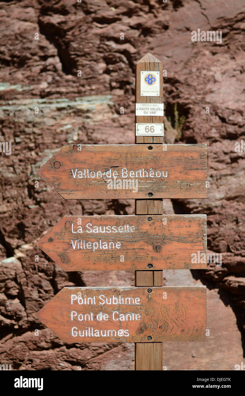 Wanderweg-Wegweiser-Daluis Schlucht Alpes-Maritimes, Frankreich Stockfoto