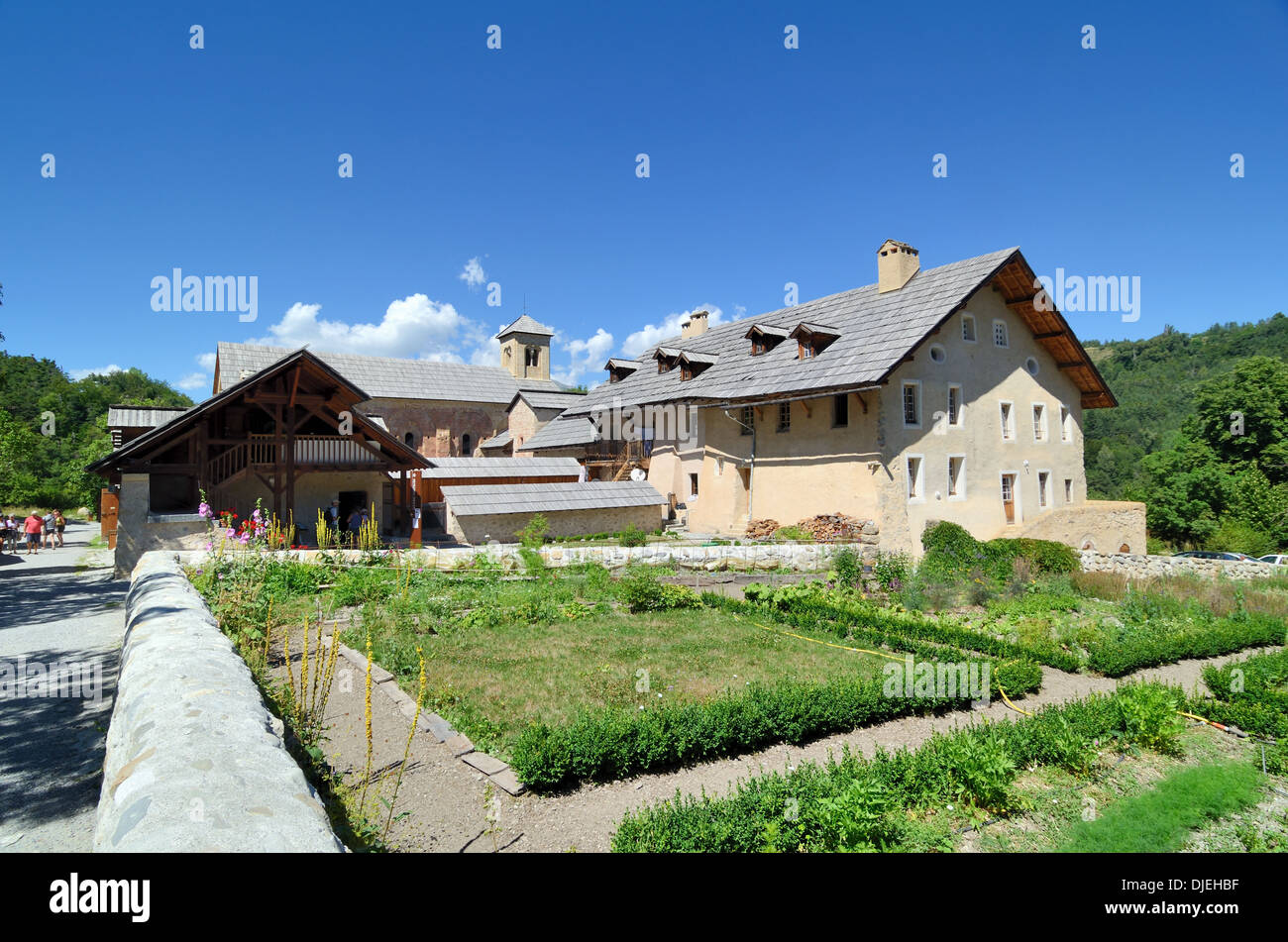 Klösterlicher Garten der Stift Boscodon oder der Stift Notre-Dame de  Boscodon, ein Kloster der Benediktion in der Nähe von Crots Embrun  Hautes-Alpen oder Hautes Alps France Stockfotografie - Alamy