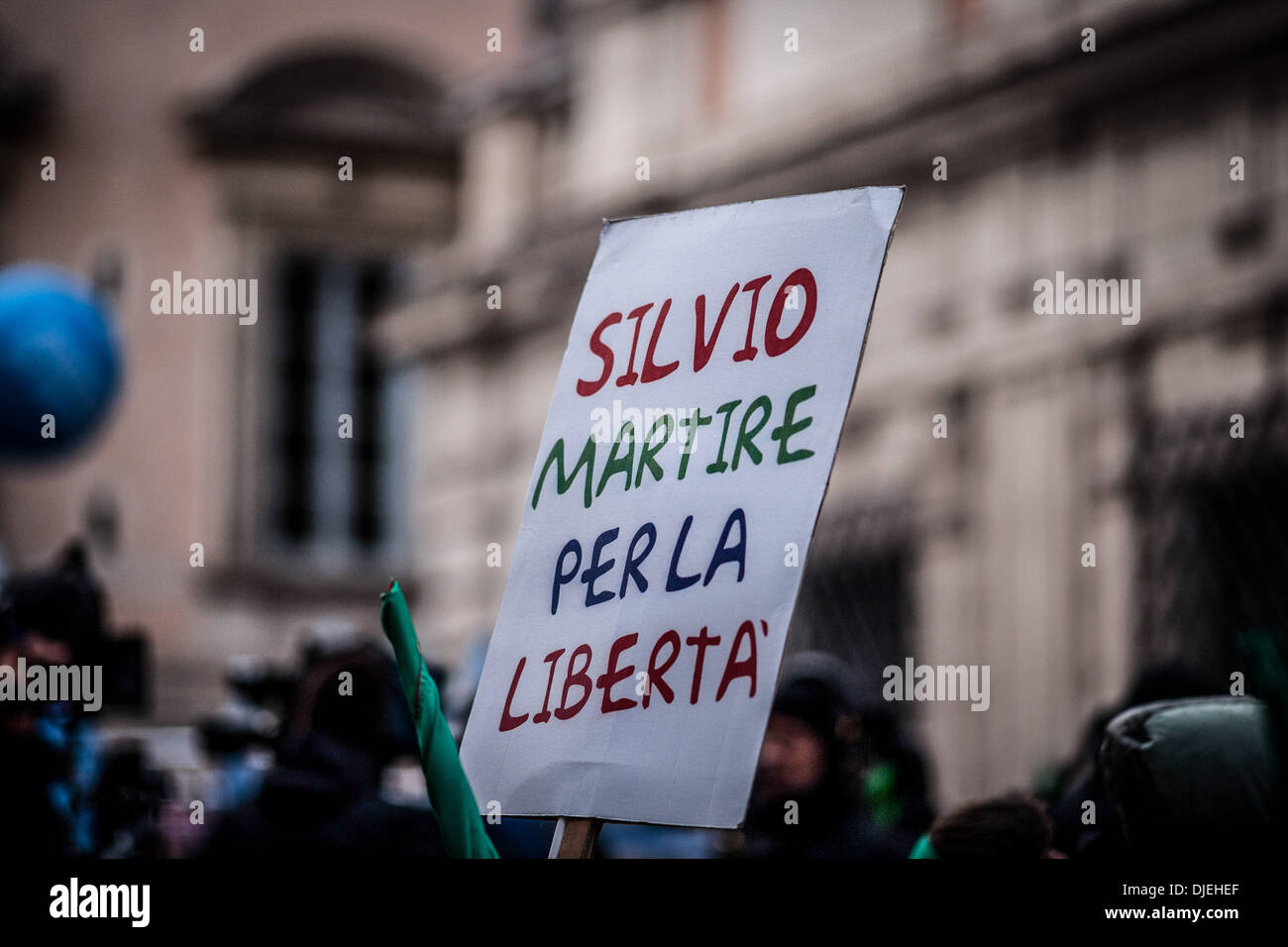 Rom, Italien. 27. November 2013. Der italienische Senat stimmen, Ex-Ministerpräsident Silvio Berlusconi vom Parlament über seine Verurteilung wegen Steuerhinterziehung zu vertreiben. Foto: Menschen in unterstützt von Silvio Berlusconi.Photo: Gargini Paolo/NurPhoto Credit: Gargini Paolo/NurPhoto/ZUMAPRESS.com/Alamy Live News Stockfoto